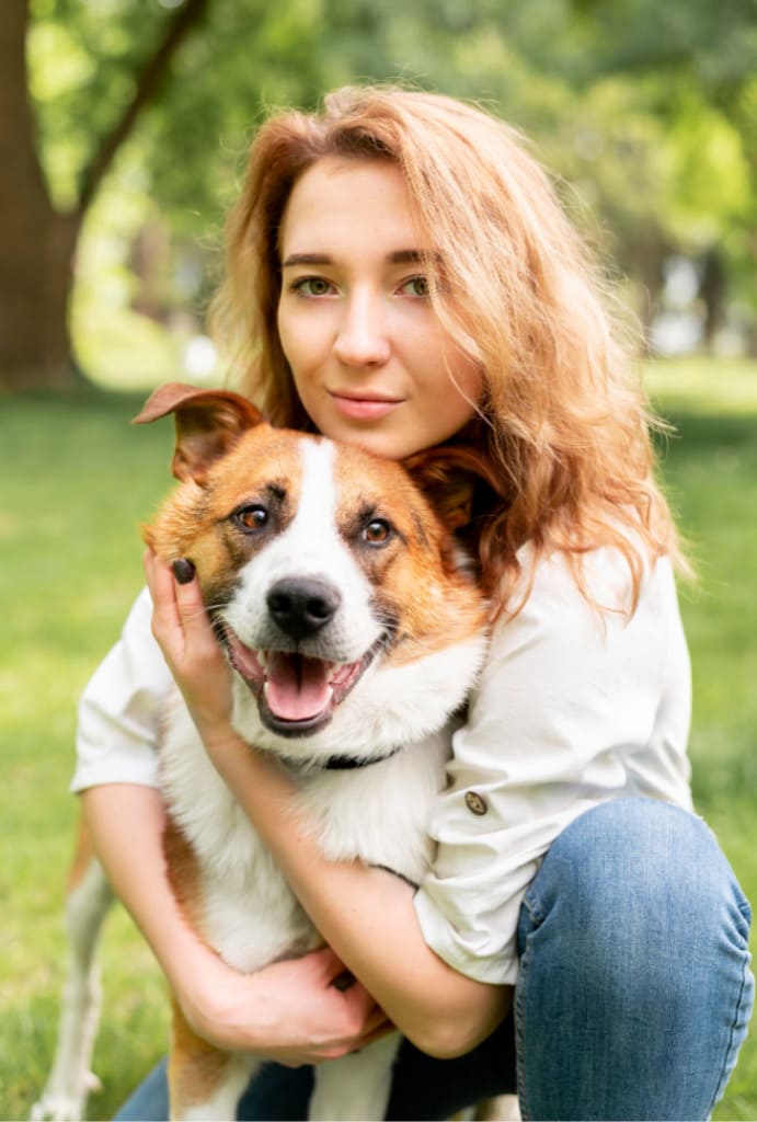 Femme avec son chien à l'extérieur