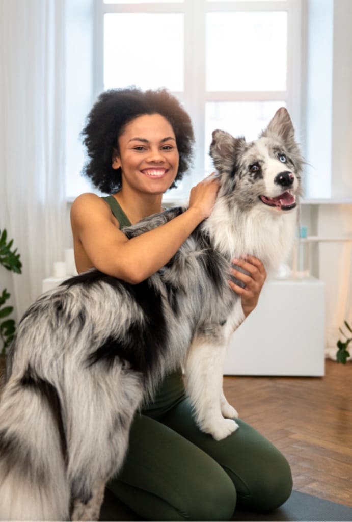 Femme avec son chien à l'interieur