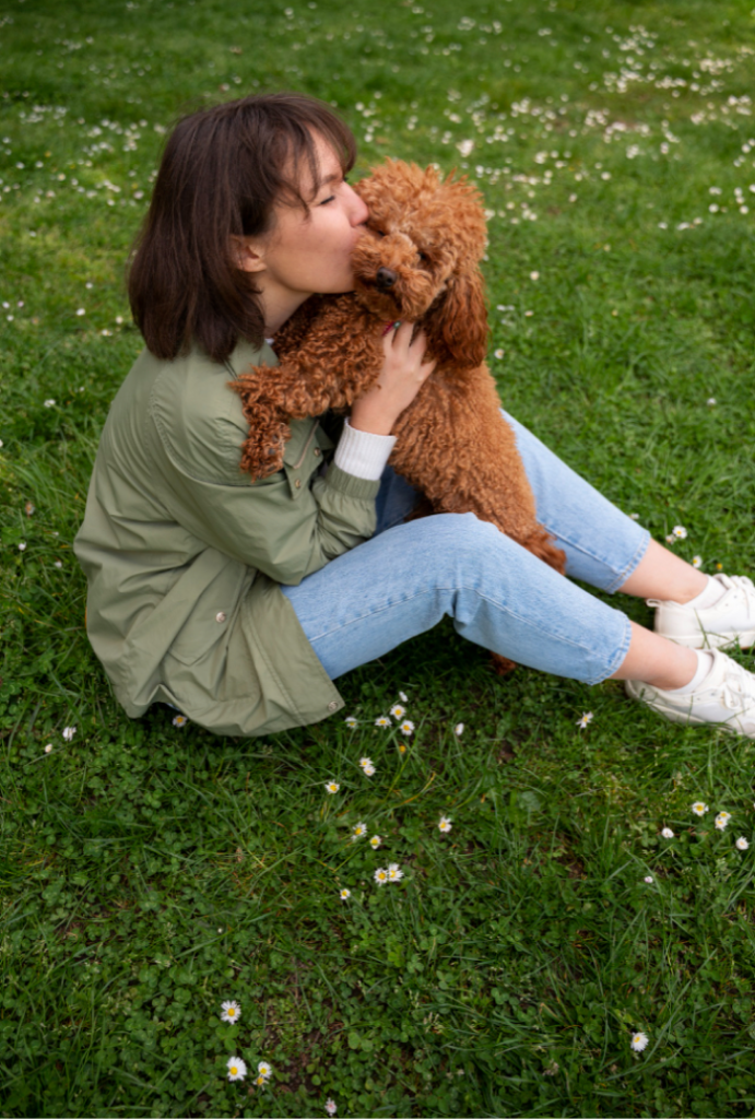 Femme dans l'herbe avec son chien