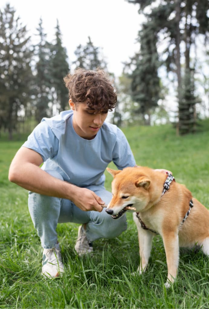 Homme avec son chien à l'extérieur