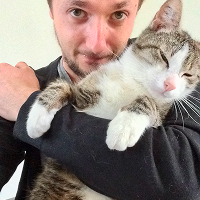 Photo de Nicolas, dév front-end chez PennyPet, et de son chat
