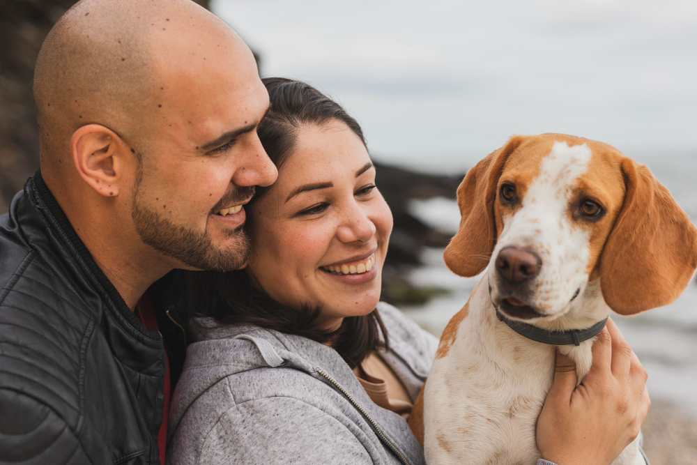 Un couple avec un chien à la plage