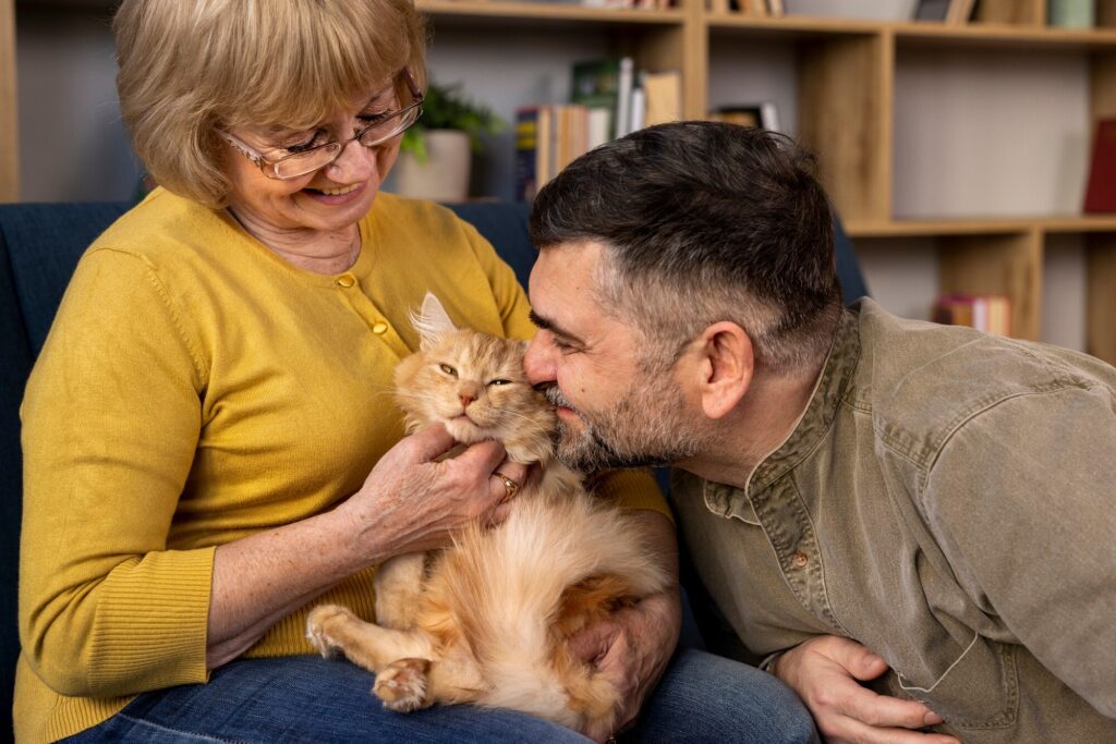 Couple avec un chat dans les bras