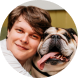 Image d'un homme avec son chien dans les bras