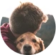 Image d'un homme qui fait un câlin à son chien Golden Retriever