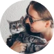 Image d'une femme qui porte son chat dans ses bras